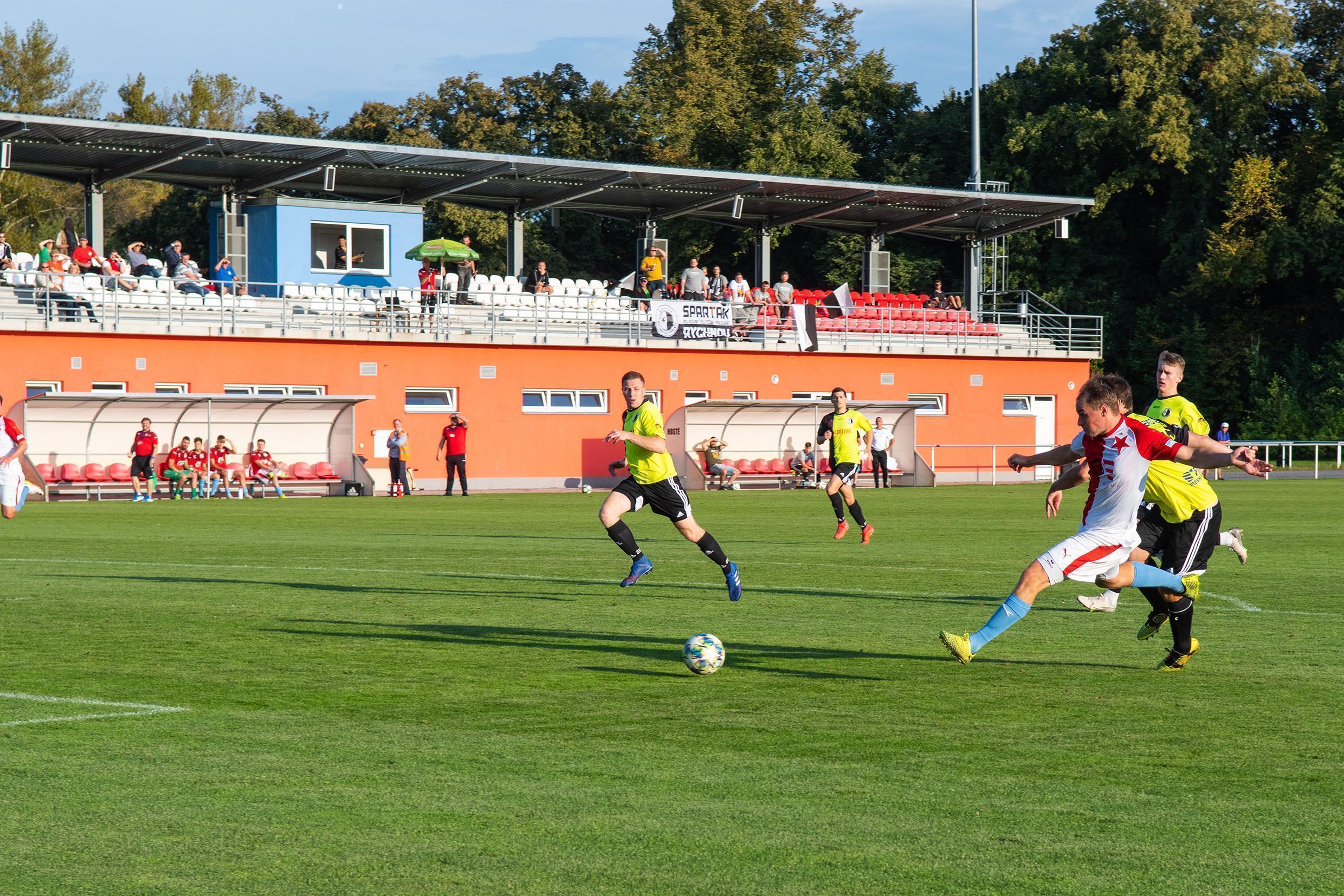 Slavia skvělým týmovým výkonem vymazala Rychnov. Mladíci Poláček a Řezáč muži zápasu.